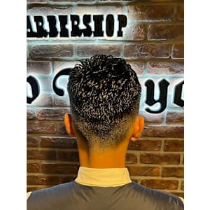 外国人風フェードメンズショートベリーショートアップバング