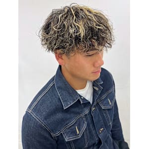 ツイストスパイラル　金髪メッシュ　ハードパーマ　マッシュ