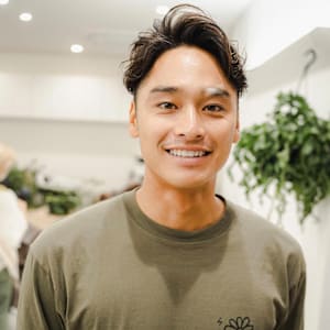 《イーズ鎌倉》パーマで作る爽やかな大人メンズショートヘア