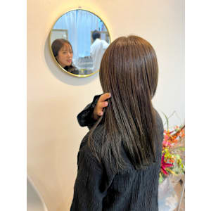 オータムトレンド 艶感たっぷりオリーブベージュ