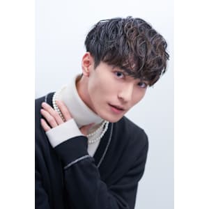 センターパートニュアンスパーマツーブロックメンズマッシュ