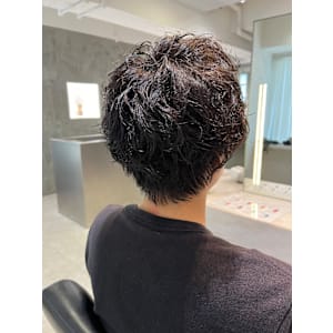 メンズのナチュラルな無造作ニュアンスパーマ