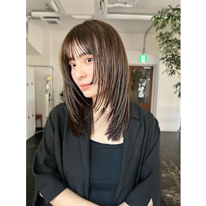 ミディアムレイヤーカット　グレージュカラー