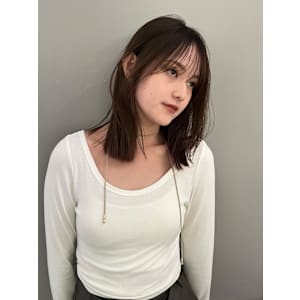 ミディアムストレートへア　レイヤーカット　アッシュカラー