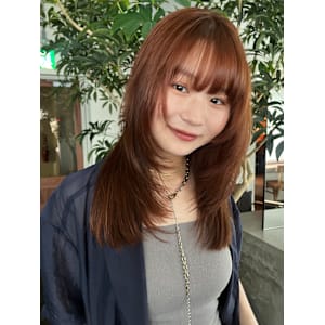 セミロングレイヤーカット　暖色カラー　オレンジベージュ