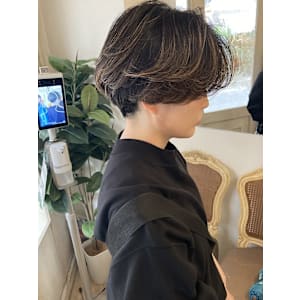 センターパートユニセックスバレイヤージュ刈り上げショート - CHAINON【シェノン】掲載中