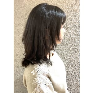 サイドを短く顔まわりを包む小顔レイヤー