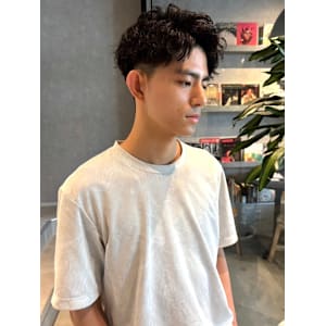 ツイストスパイラルパーマ　ツーブロック　アップバング　20代