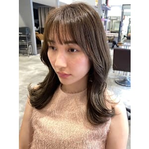 オリーブベージュ　透明感　ゆる巻きアレンジ　顔周りカット