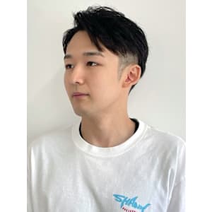 ツーブロック　サイドパート　ナチュラルパーマ　ショート