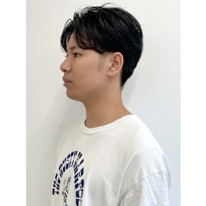 刈り上げショート　ツーブロック　ダウンパーマ　センターパート