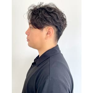 七三分け　刈り上げショート　ナチュラルパーマ　アップバング