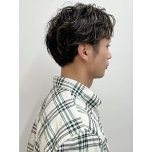 金髪メッシュ　ナチュラルパーマ　メンズカジュアル　ショート