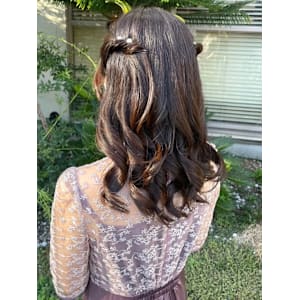 結婚式アレンジ　ねじりハーフアップツイン　セミロング　巻き髪