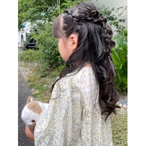 キッズ　ヘアアレンジ　編み込みハーフアップ　ゆる巻き - NAKAO COIFFURE【ナカオ コアフュール】掲載中
