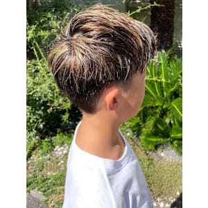 刈り上げツーブロック　メッシュ　ブリーチカラー　ベージュ