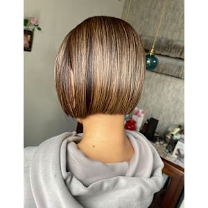 白髪ぼかしハイライトで作る。パツっとボブ