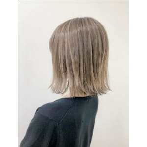 切りっぱなしボブフルブリーチ透明感スタイル