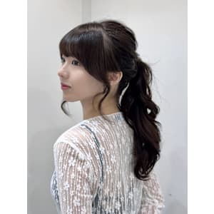ポニーテール　ヘアアレンジ　顔周りカット