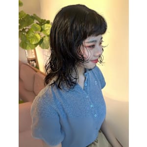 黒髪ウルフパーマ　オン眉　ミディアム　ニュアンスパーマ