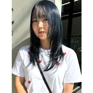 ネイビーブルー　セミロング　レイヤーカット　小顔バング