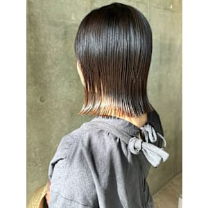 切りっぱなしボブ　ツヤ髪ストレート　ぱつっと　グレージュ