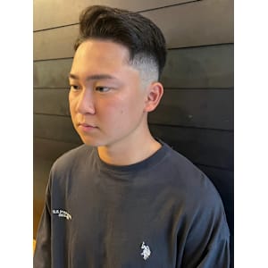 フェードカット　七三分け　アップバング　毛流れパーマ