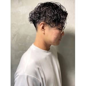 波巻きパーマ　ツーブロック　センターパート　マッシュ