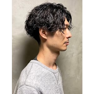 波巻きパーマ　センターパート　ツーブロック　30代　40代