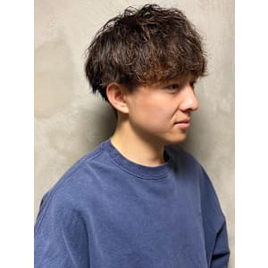 波巻きパーマ　ブラウン　マッシュ　ツーブロック