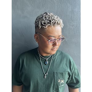 ホワイトカラー&スパイラルパーマ