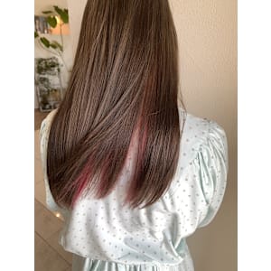 イヤリングカラーでワンランク上のカラーを◎