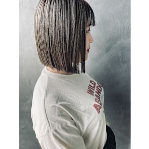 カーキベージュ×ぱっつんボブ