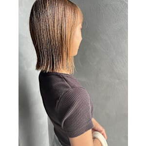 軽めの切りっぱなしボブ