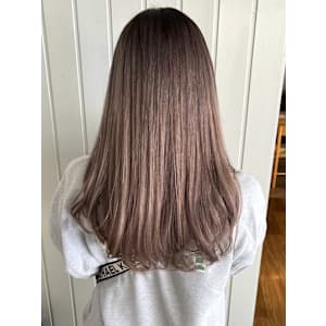 ミルクティー　アッシュカラー　くすみベージュ　ロングヘア
