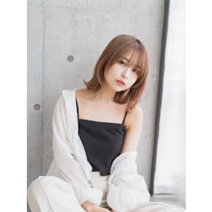 【20代・30代・40代ミディアム外ハネフェイスレイヤー】