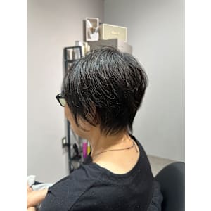 アシメで創る前下がりショートボブ