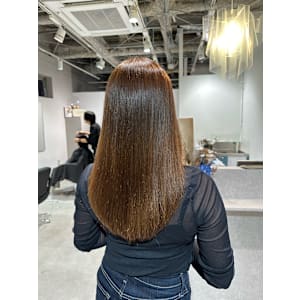 今大人気の髪質改善ストレートで艶髪に！