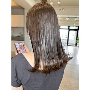 オリーブベージュ　外ハネセミロング　赤み消し　髪質改善カラー