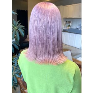 ピンクベージュ　ペールピンク　外ハネミディ　ダブルカラー　