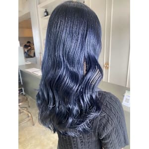 ブルーグレー　艶髪　韓国風　アッシュカラー　ゆる巻きロング