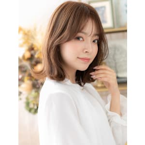 大人ガーリーミディアムレイヤー外ハネパーマ　くすみベージュ