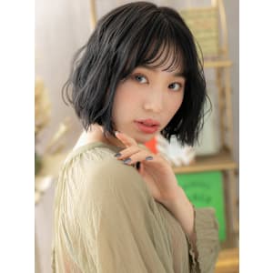 アッシュブラック波ウェーブ前下がり大人ボブ　ブルーカラー