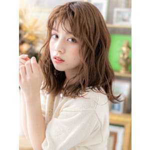 韓国風くびレイヤー外ハネロブウェットヘア　くすみベージュ