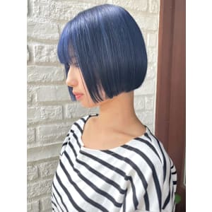 ブルーカラー　丸みショートボブ　ハイトーンボブ　寒色