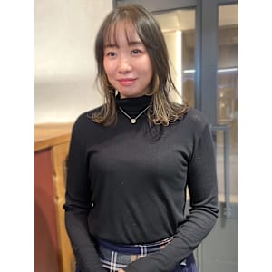 イヤリングカラー　ブロンドカラー　外ハネミディアム　小顔