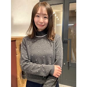 オリーブベージュ　透明感カラー　ぱっつん前髪　外ハネミディ