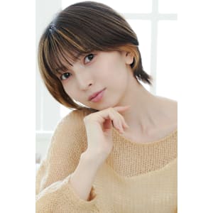 くびレイヤーエモージュ斜めバングイメチェン愛されショート