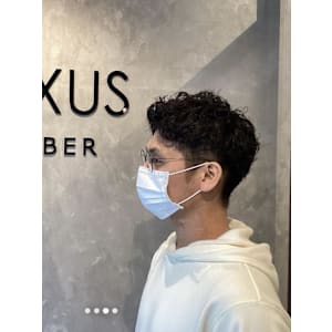 ツーブロックで映えるカーリースパイラルパーマ<理容室>