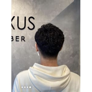 ツーブロックで映えるカーリースパイラルパーマ<理容室>